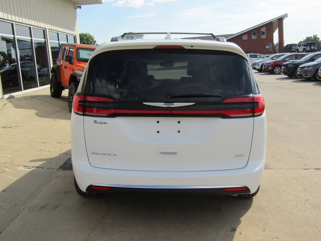 2022 Chrysler Pacifica Touring L photo 3