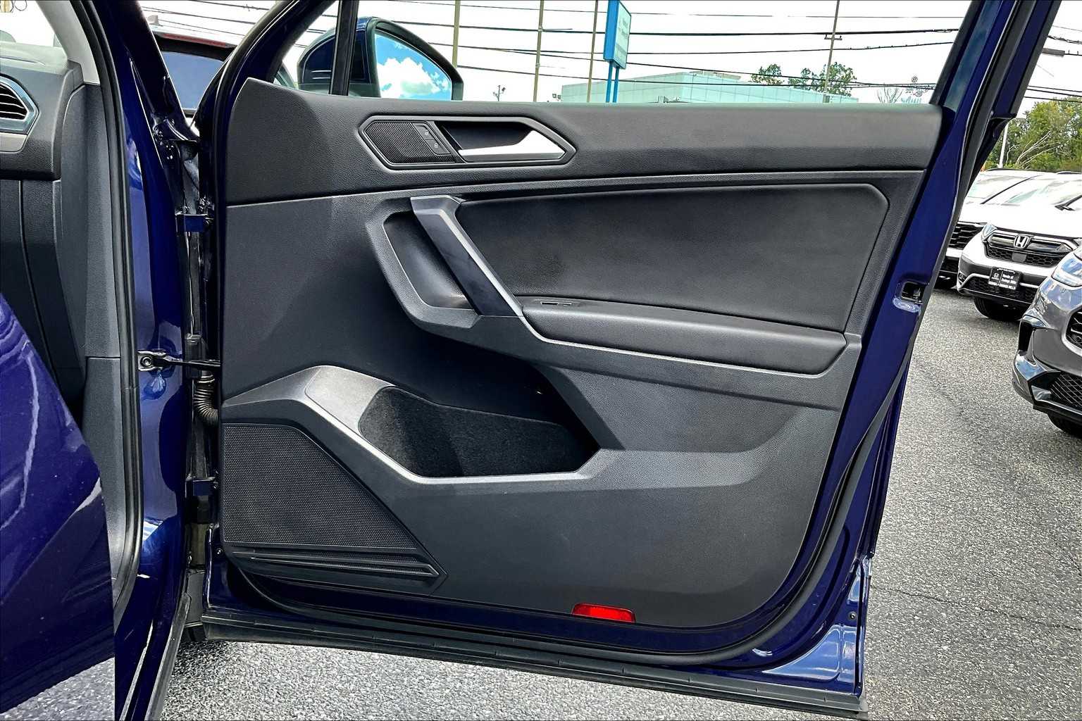 2021 Volkswagen Tiguan SEL photo 20