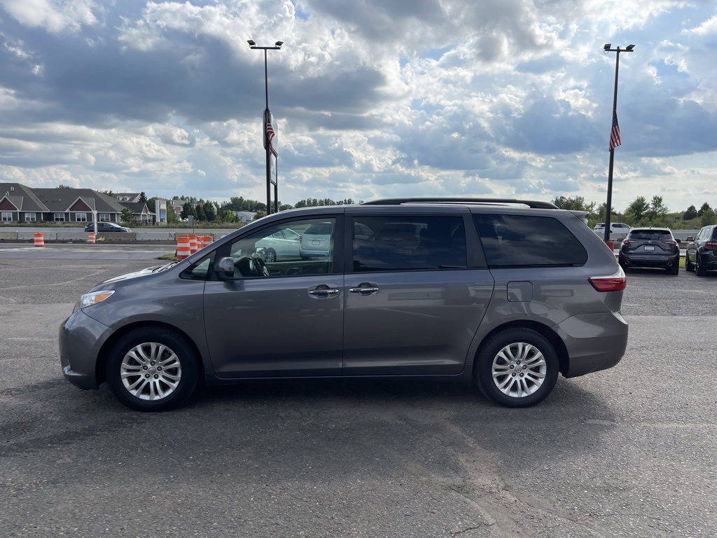 2017 Toyota Sienna XLE photo 9