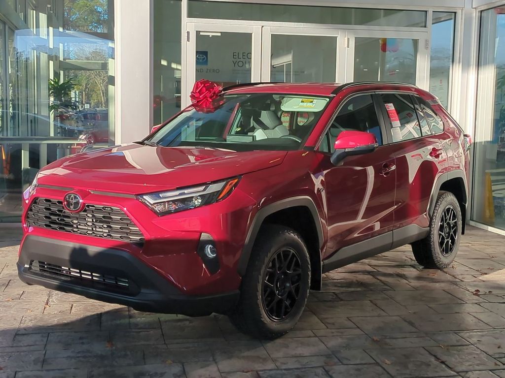 2025 Toyota RAV4 XLE's photo