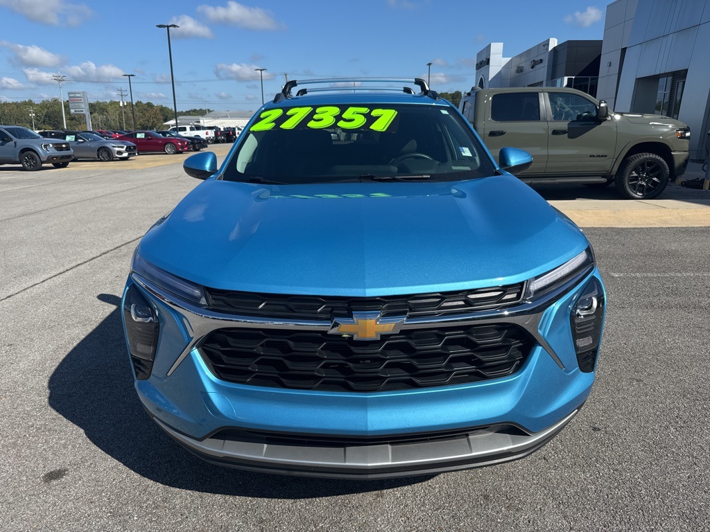 2025 Chevrolet Trax LT photo 3