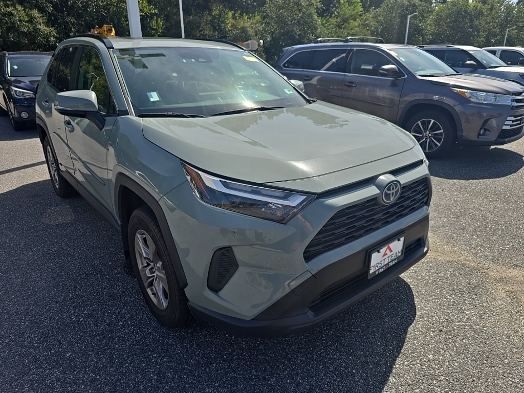 2022 Toyota RAV4 Hybrid XLE photo 3