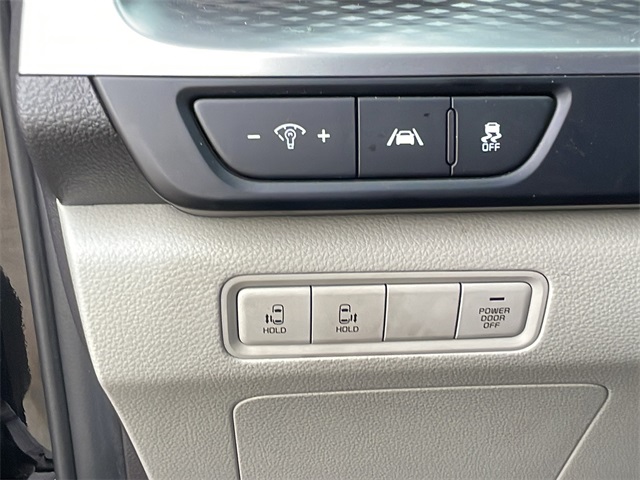 2024 Kia Carnival LX photo 23