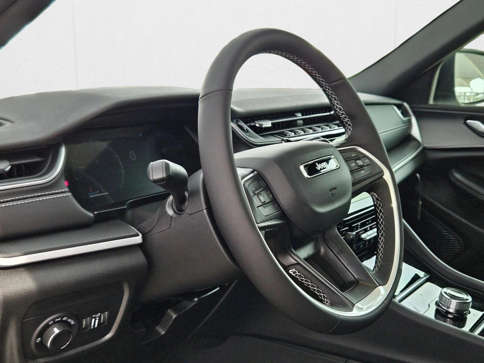 2025 Jeep Grand Cherokee Laredo X photo 3