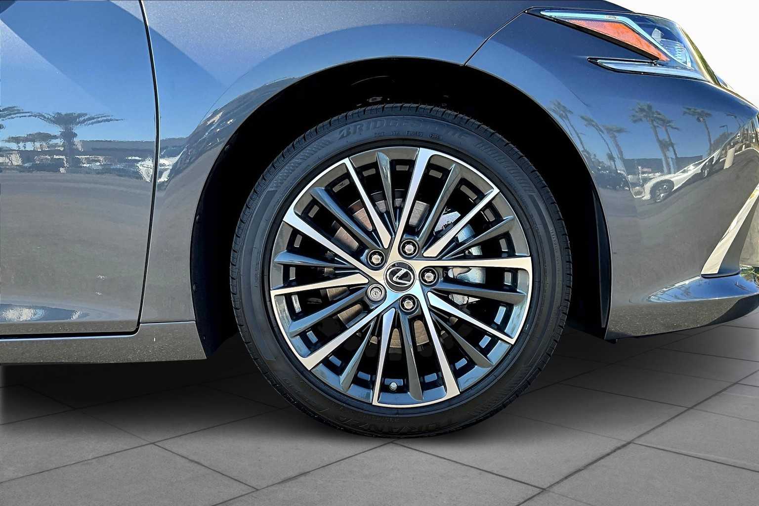 2025 Lexus ES 300h photo 9
