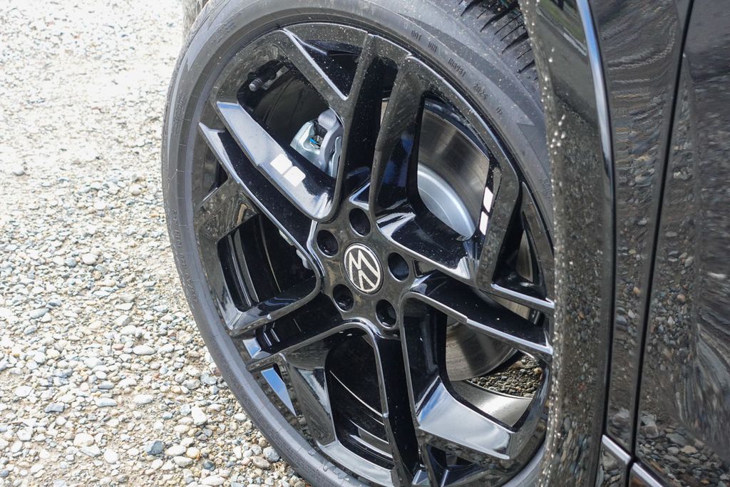 2026 Volkswagen Tiguan SE R-Line Black photo 3