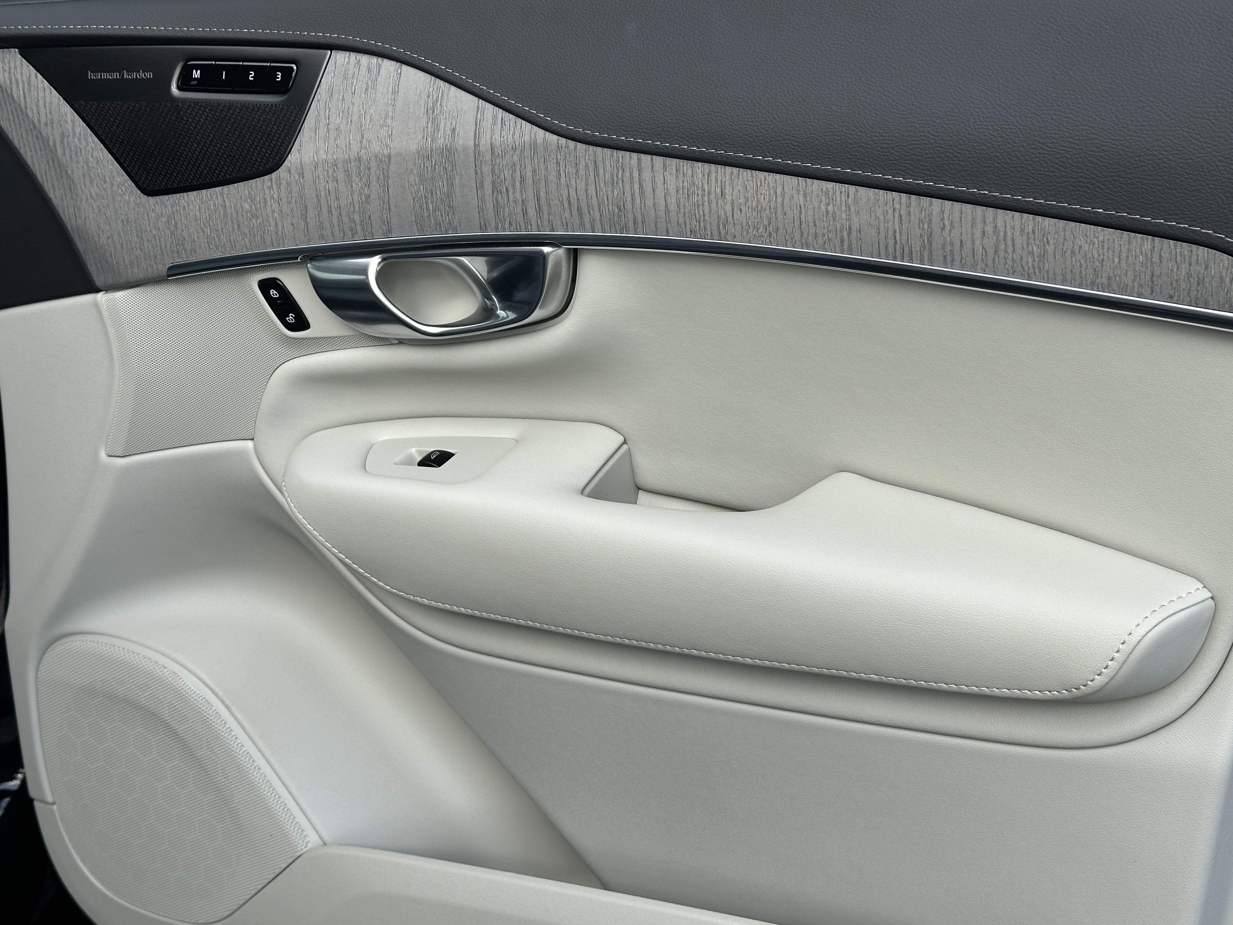 2025 Volvo XC90 photo 4
