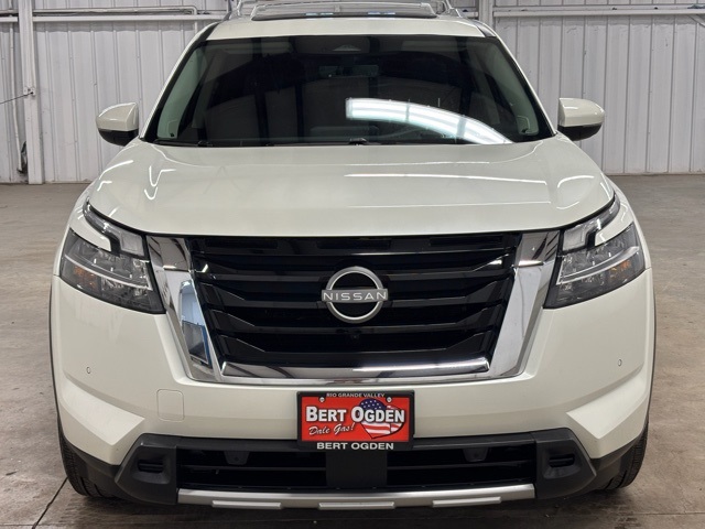 2023 Nissan Pathfinder Platinum photo 2