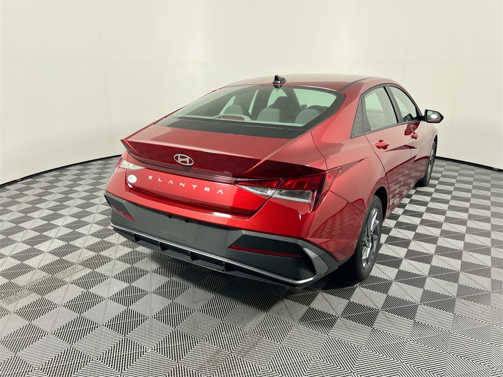 2024 Hyundai Elantra SEL photo 2