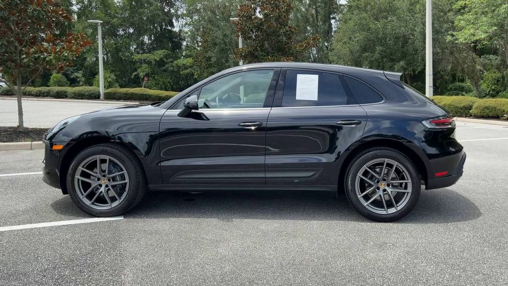 2025 Porsche Macan Base photo 5
