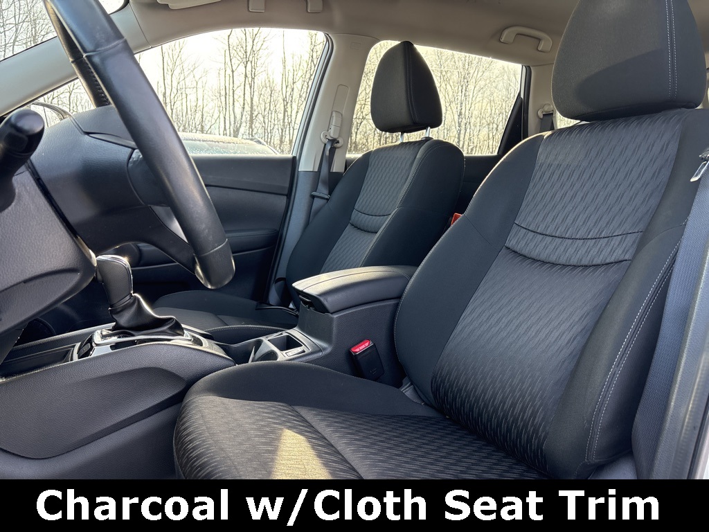 2017 Nissan Rogue SV photo 3