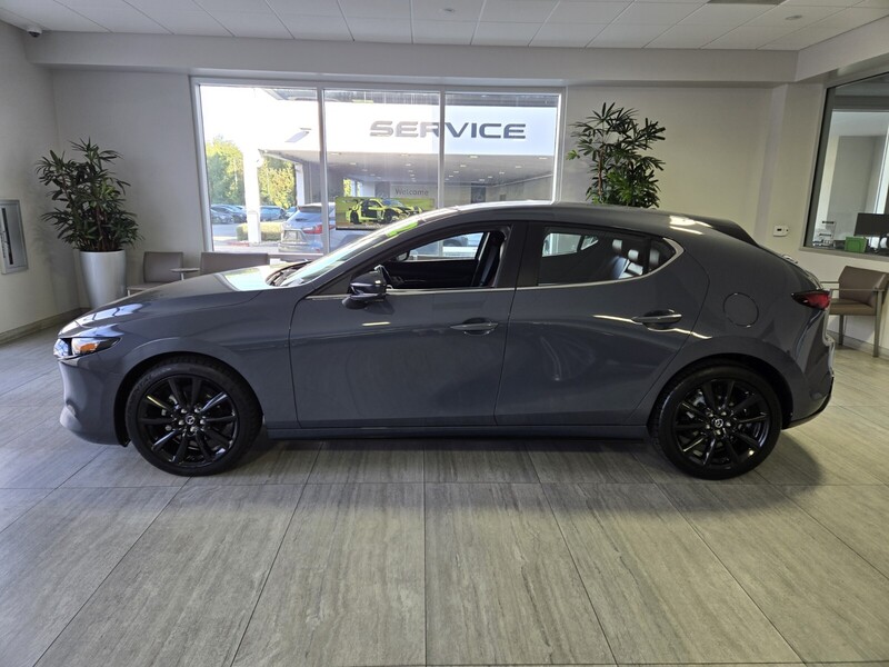 2022 Mazda Mazda3 Hatchback Carbon photo 2