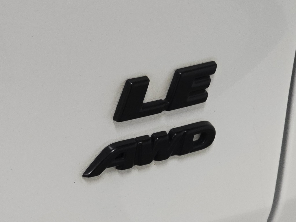 2022 Toyota RAV4 LE photo 8