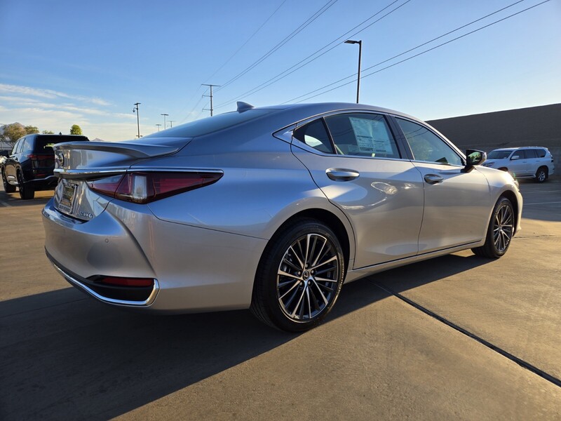 2025 Lexus ES 300h photo 3