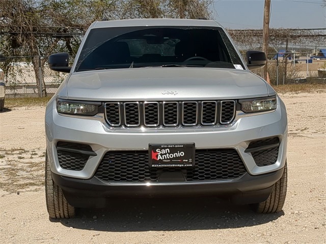 2025 Jeep Grand Cherokee Laredo photo 2