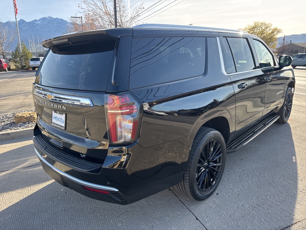 2023 Chevrolet Suburban LT photo 2