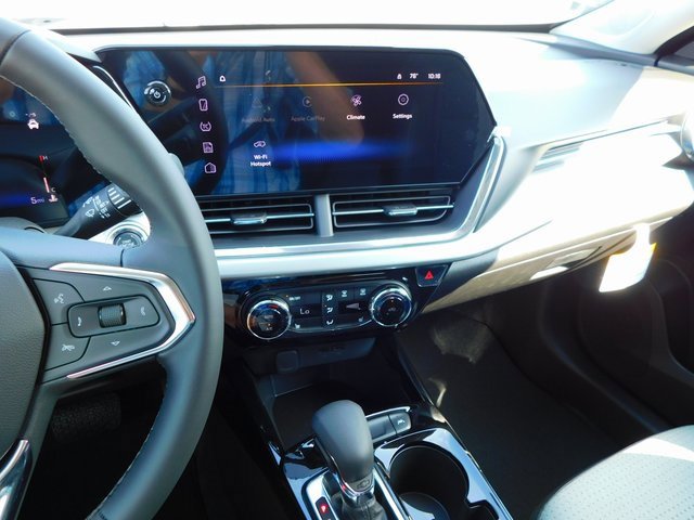 2025 Chevrolet Trax LT photo 28