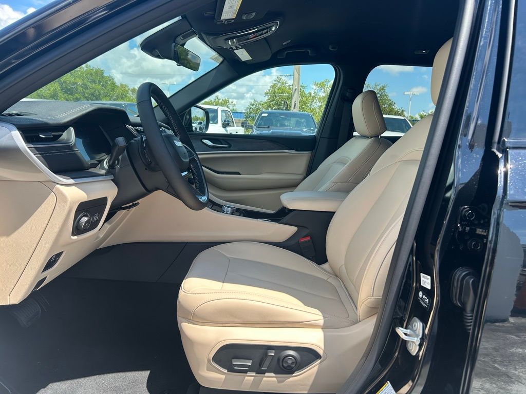 2025 Jeep Grand Cherokee Limited photo 6
