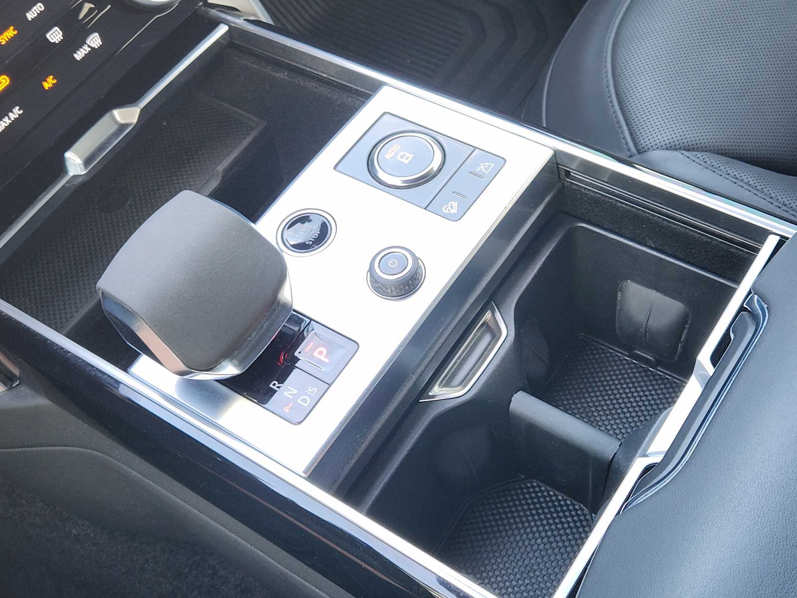 2023 Land Rover Range Rover SE photo 17