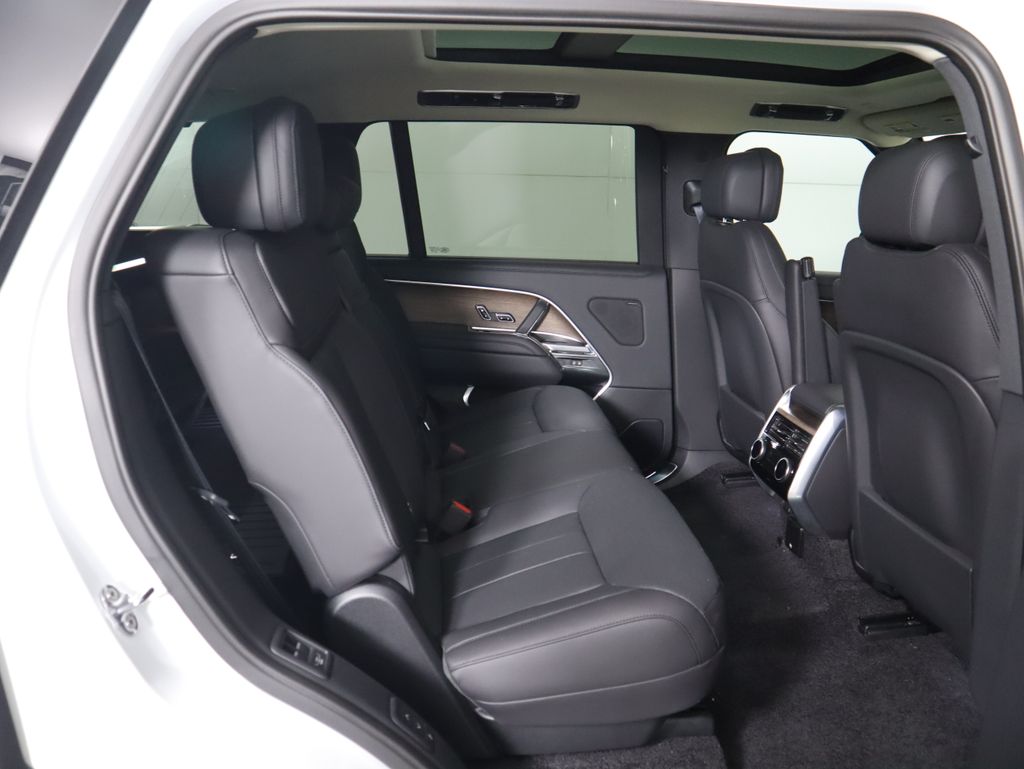 2025 Land Rover Range Rover SE photo 18