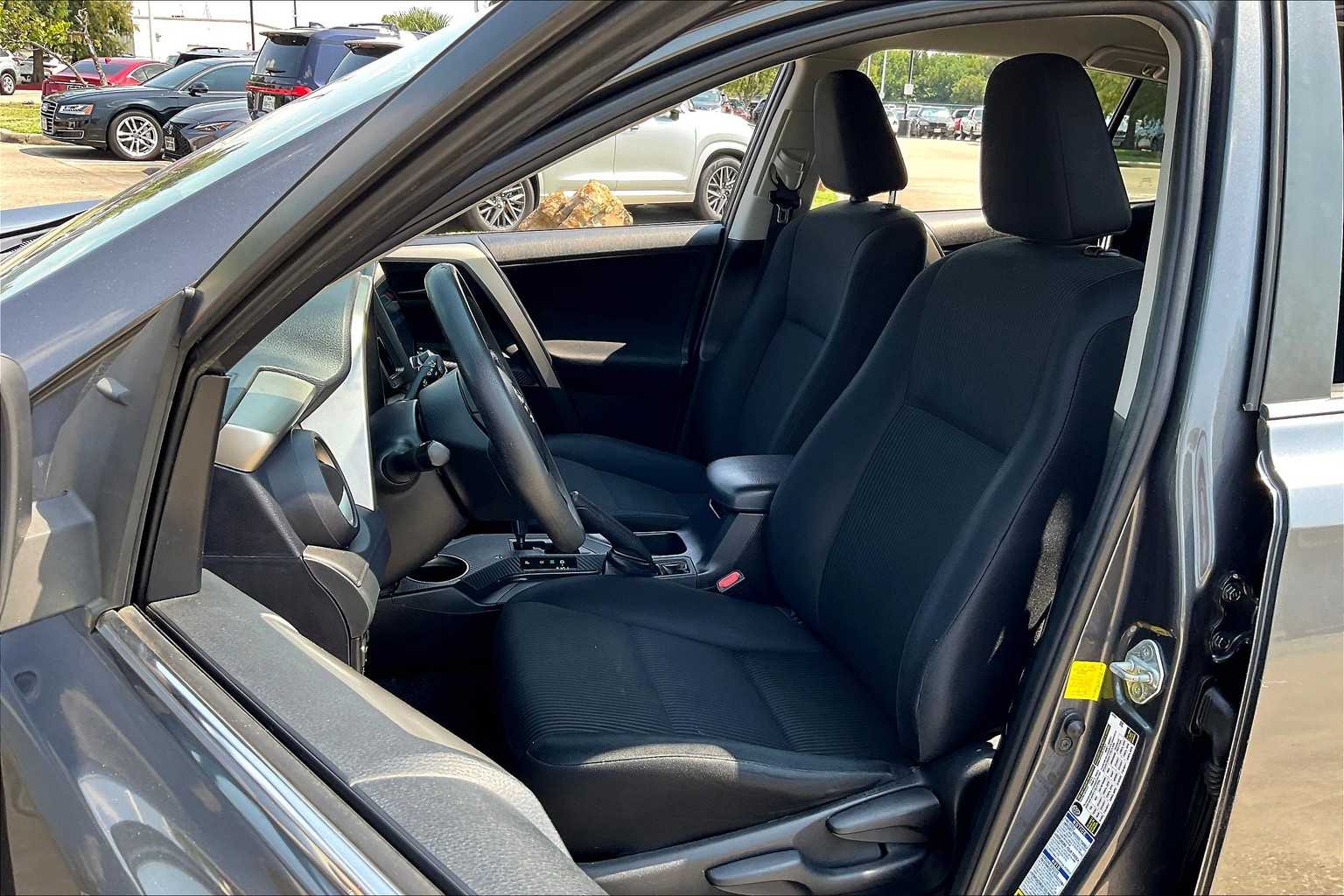 2015 Toyota RAV4 LE photo 6
