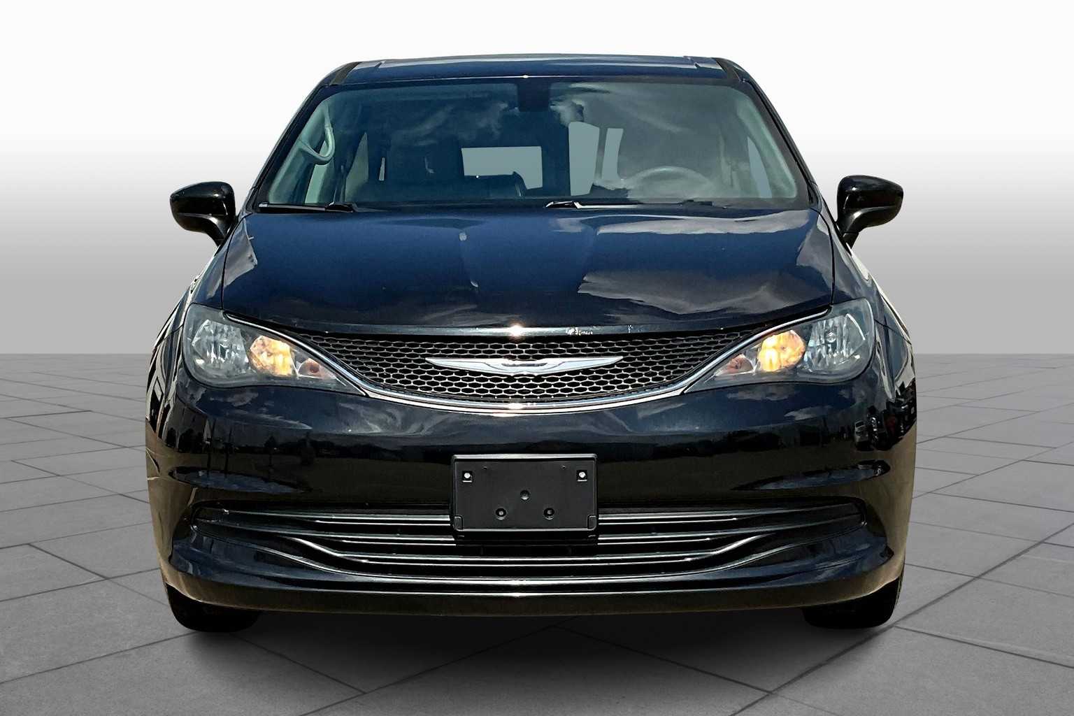 2017 Chrysler Pacifica Touring photo 3