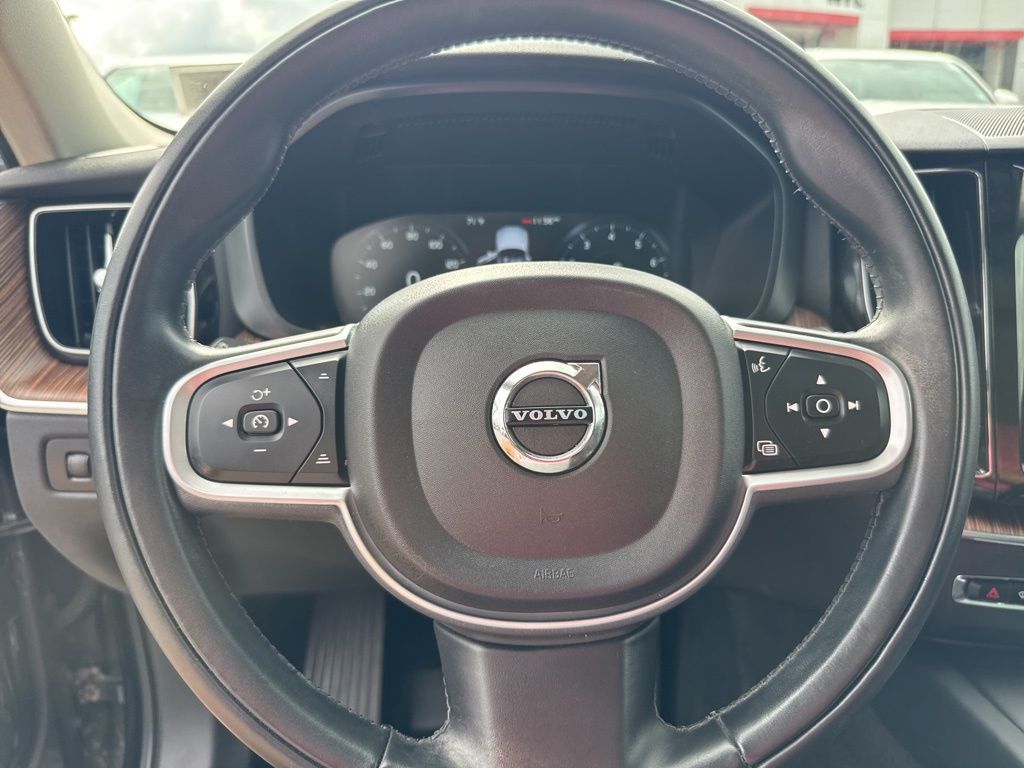 2021 Volvo XC60 T5 Momentum photo 21