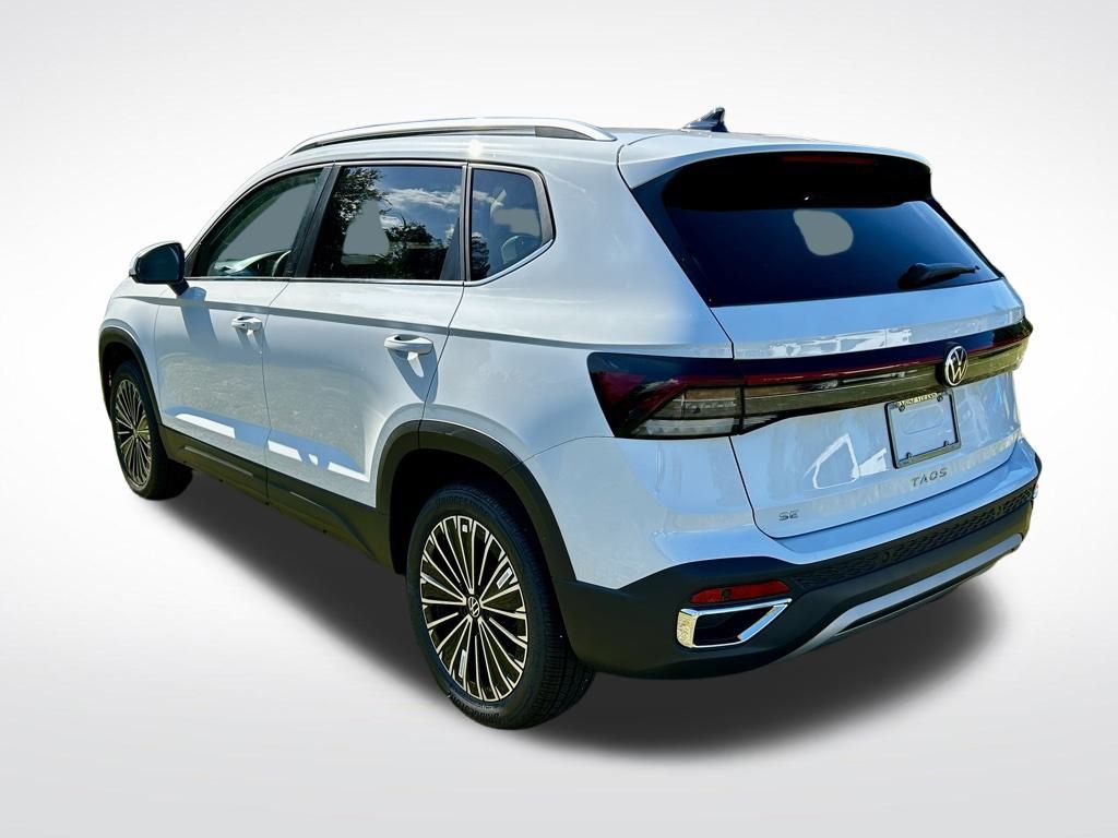 2025 Volkswagen Taos SE photo 4