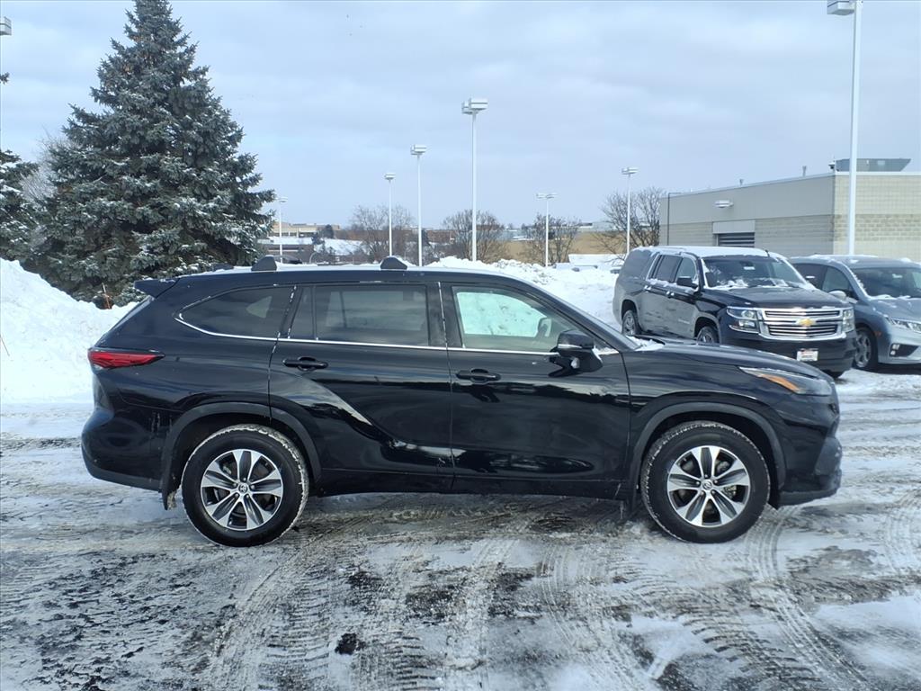 Certified 2022 Toyota Highlander XLE with VIN 5TDGZRBH6NS593718 for sale in Burnsville, Minnesota