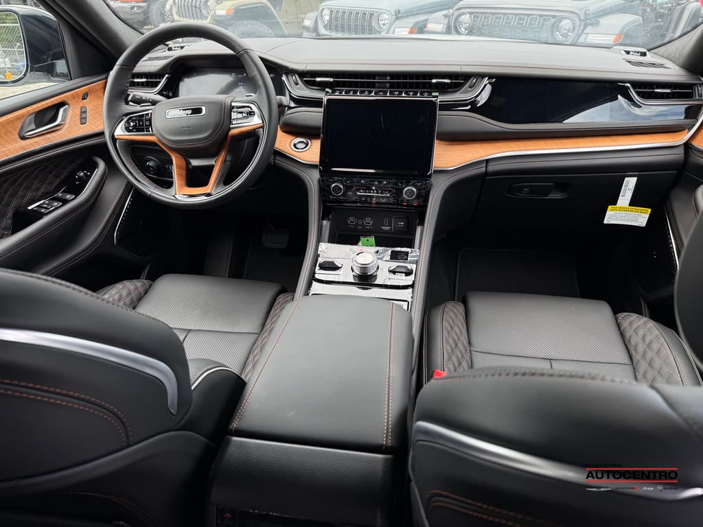 2025 Jeep Grand Cherokee Summit photo 4