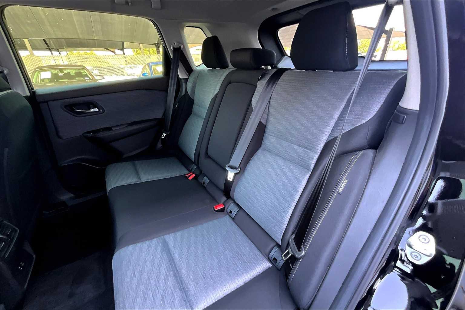2023 Nissan Rogue SV photo 18