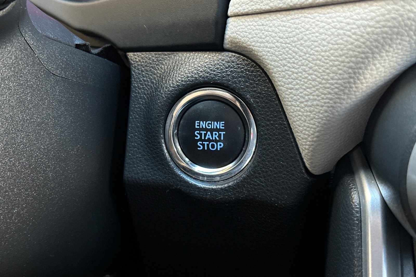 2020 Toyota RAV4 XLE Premium photo 20