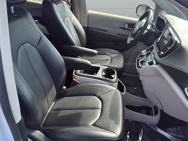 2024 Chrysler Pacifica Hybrid photo 8