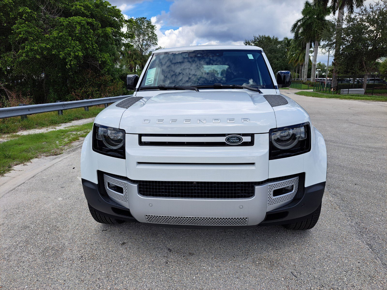 2025 Land Rover Defender 110 S photo 7