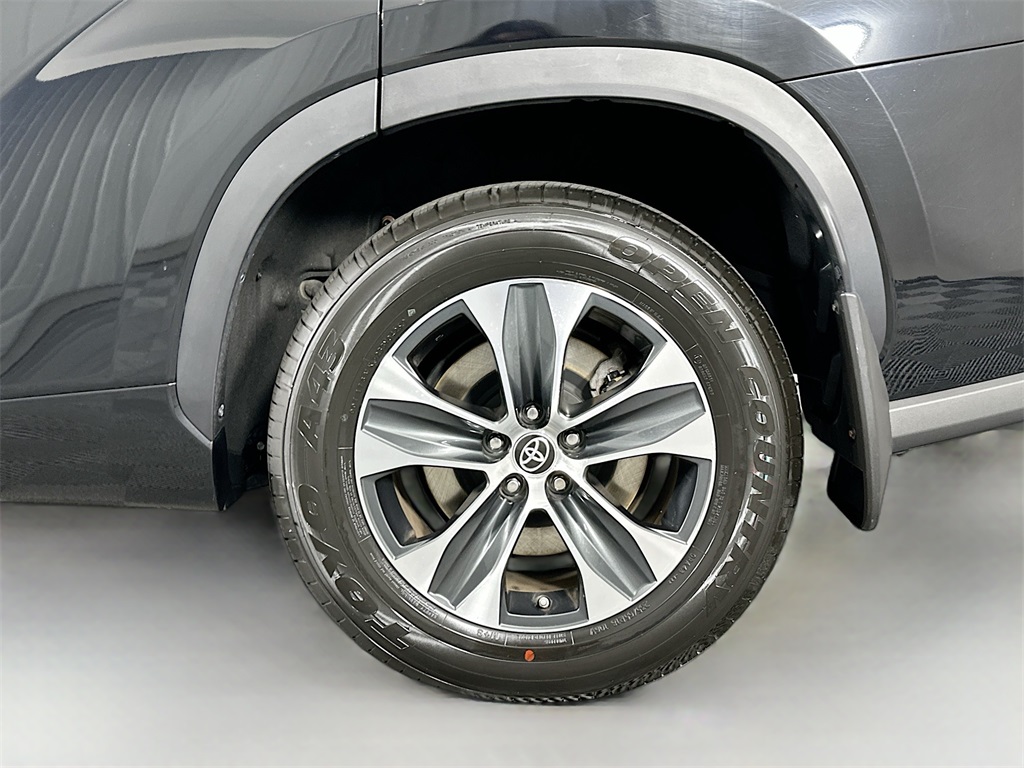 2022 Toyota Highlander XLE photo 28