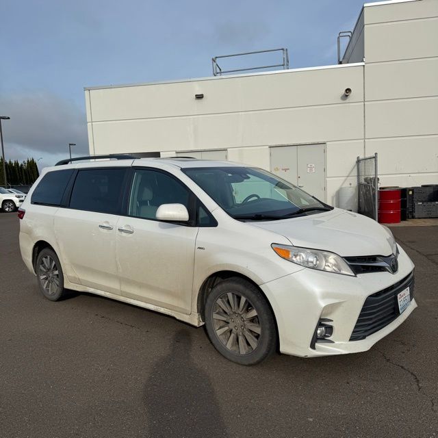 2019 Toyota Sienna XLE Premium's photo