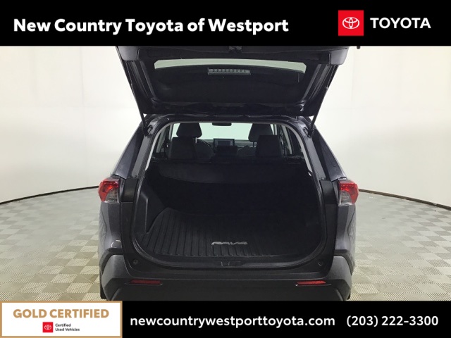 2022 Toyota RAV4 LE photo 12
