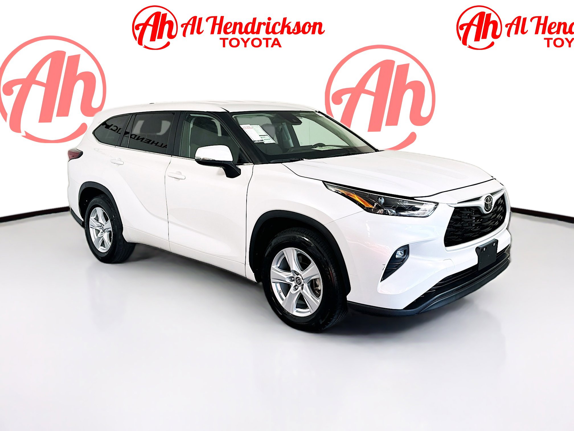 2024 Toyota Highlander LE's photo