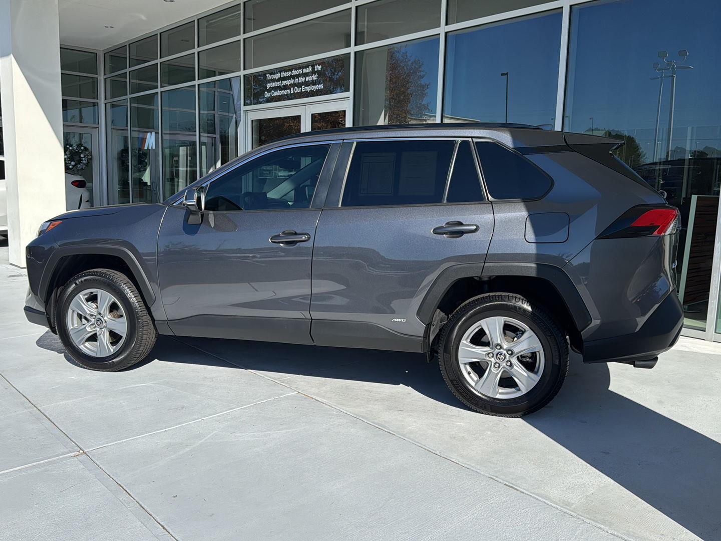 2022 Toyota RAV4 Hybrid XLE photo 2