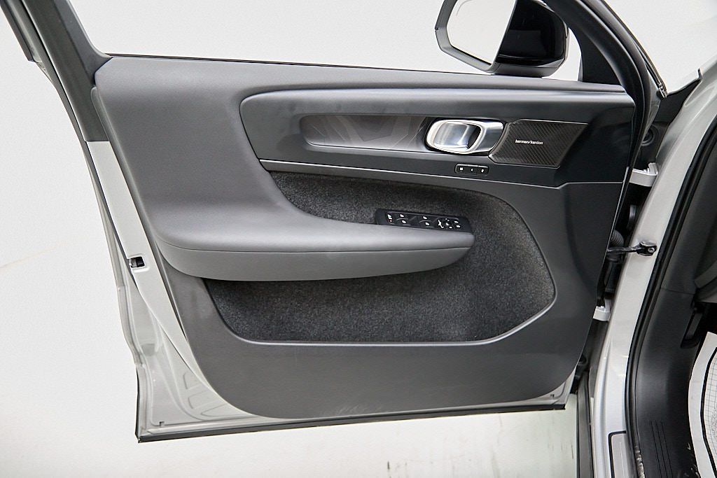 2023 VOLVO C40 - Image 9