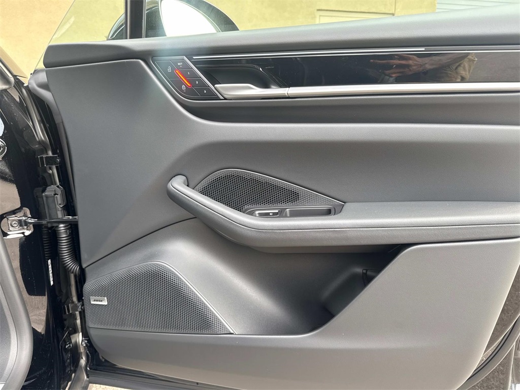 2025 Porsche Macan Electric photo 15