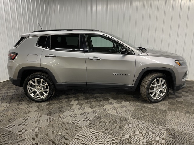 2022 Jeep Compass Latitude Lux photo 2