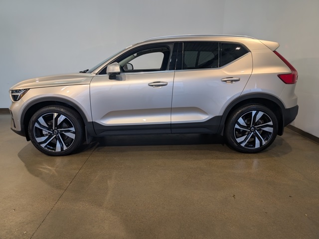 2023 Volvo XC40 Ultimate photo 3