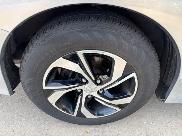 2016 Honda Accord LX photo 3