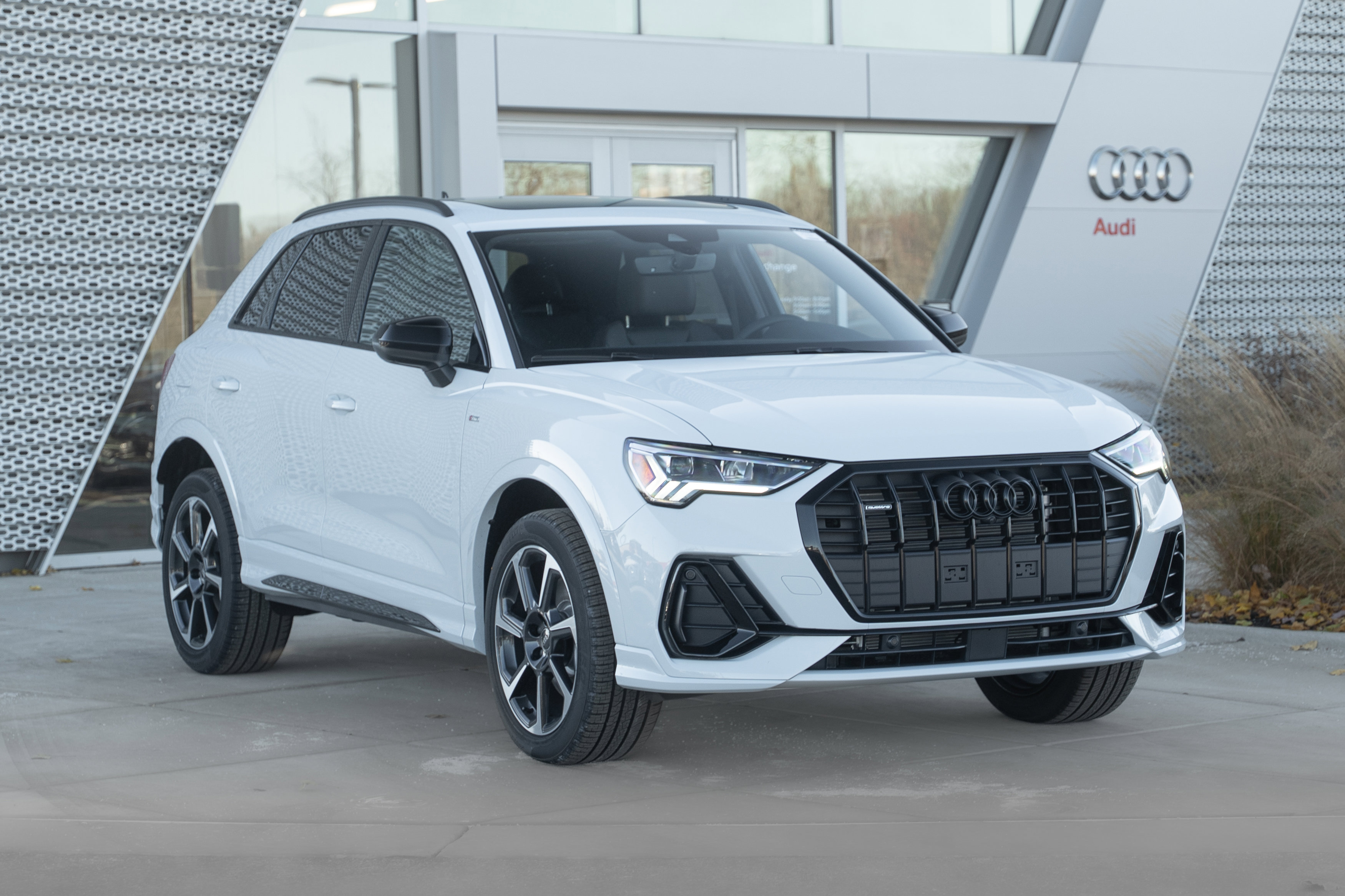 2025 Audi Q3 S line Premium Plus photo 2