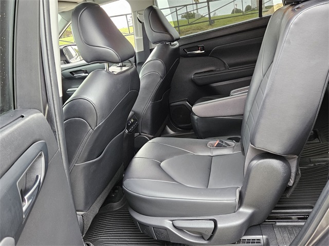 2022 Toyota Highlander Hybrid XLE photo 5