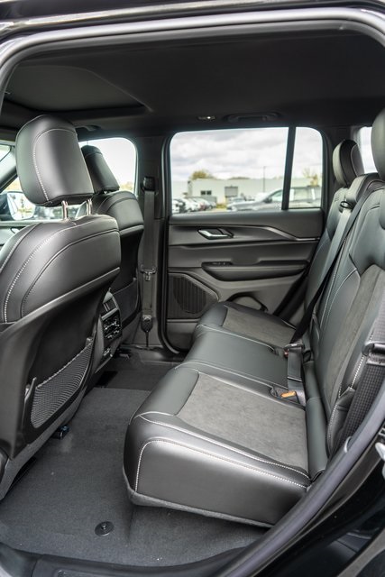 2025 Jeep Grand Cherokee Laredo Altitude photo 2