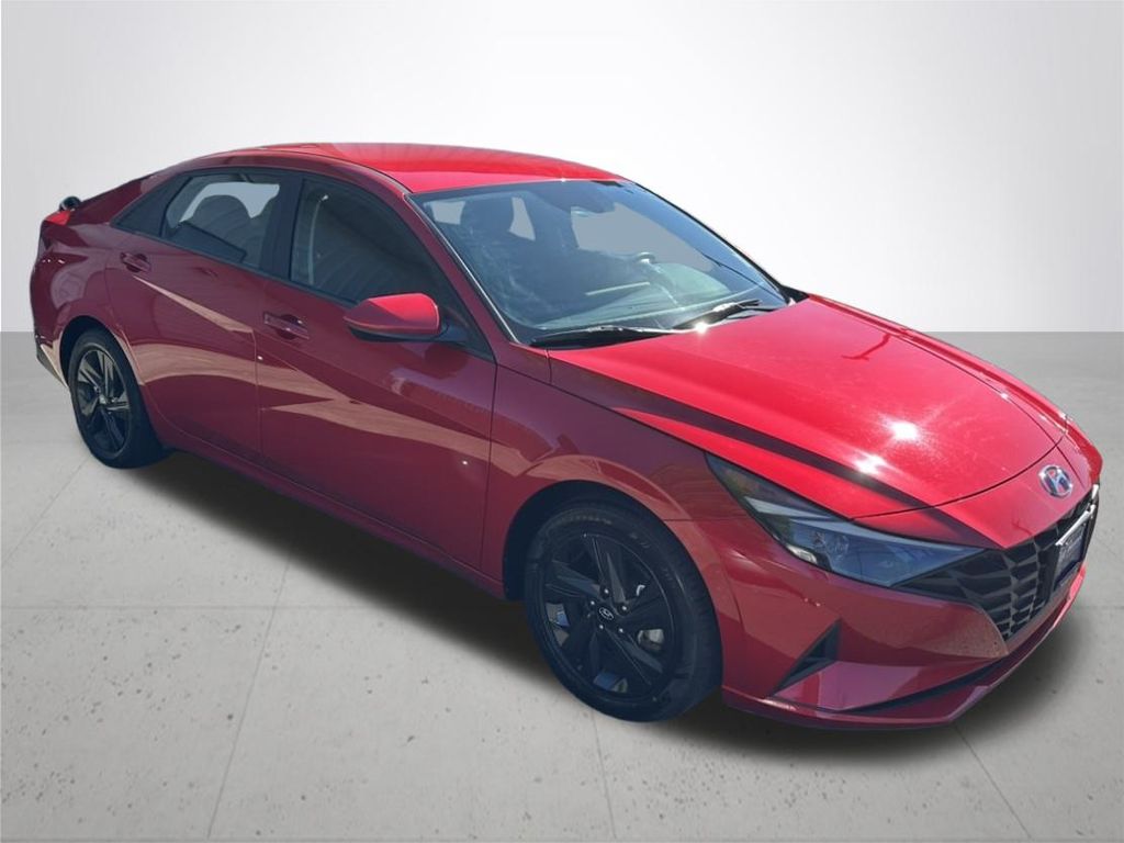 2023 Hyundai Elantra SEL photo 5