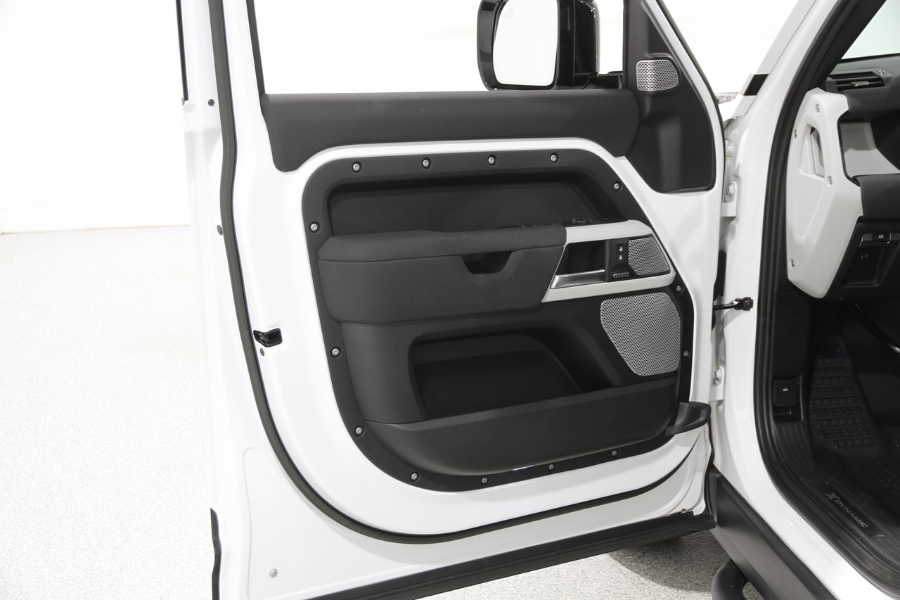 2023 Land Rover Defender 130 X-Dynamic SE photo 4