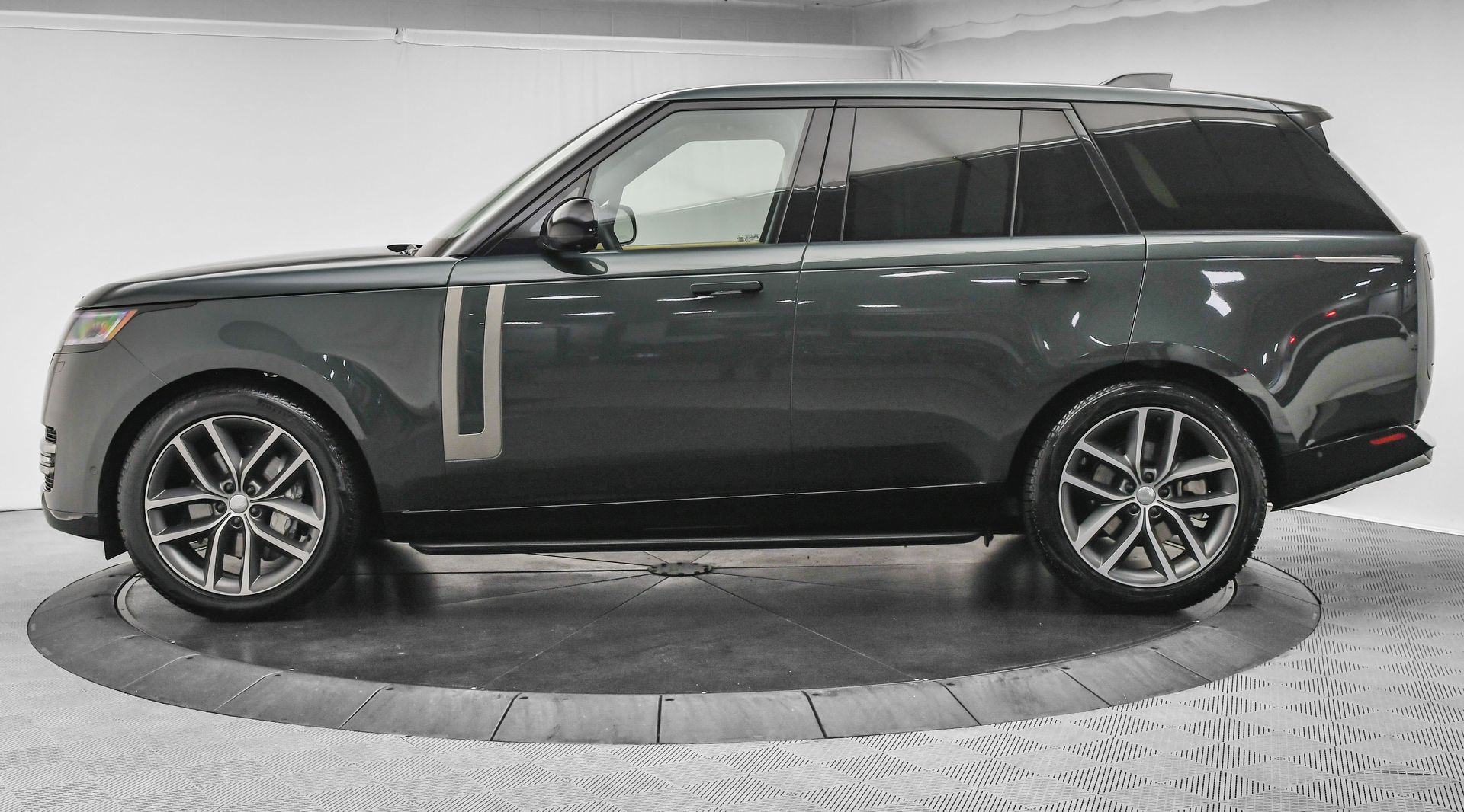 2024 Land Rover Range Rover SE photo 3